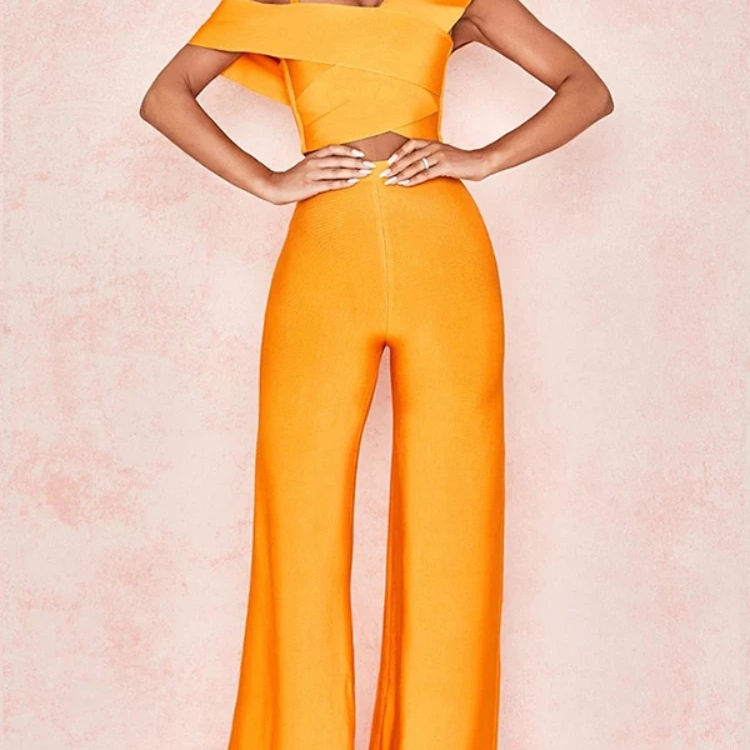 Completo due pezzi da donna: top corto con spalle scoperte e pantaloni svasati a vita alta