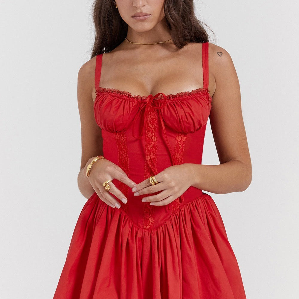 Mini abito sexy con spalline sottili in pizzo e cintura in vita