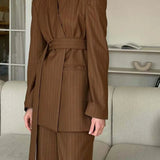 Completo da ufficio in due pezzi con pantaloni allacciati e scollo a V con stampa marrone