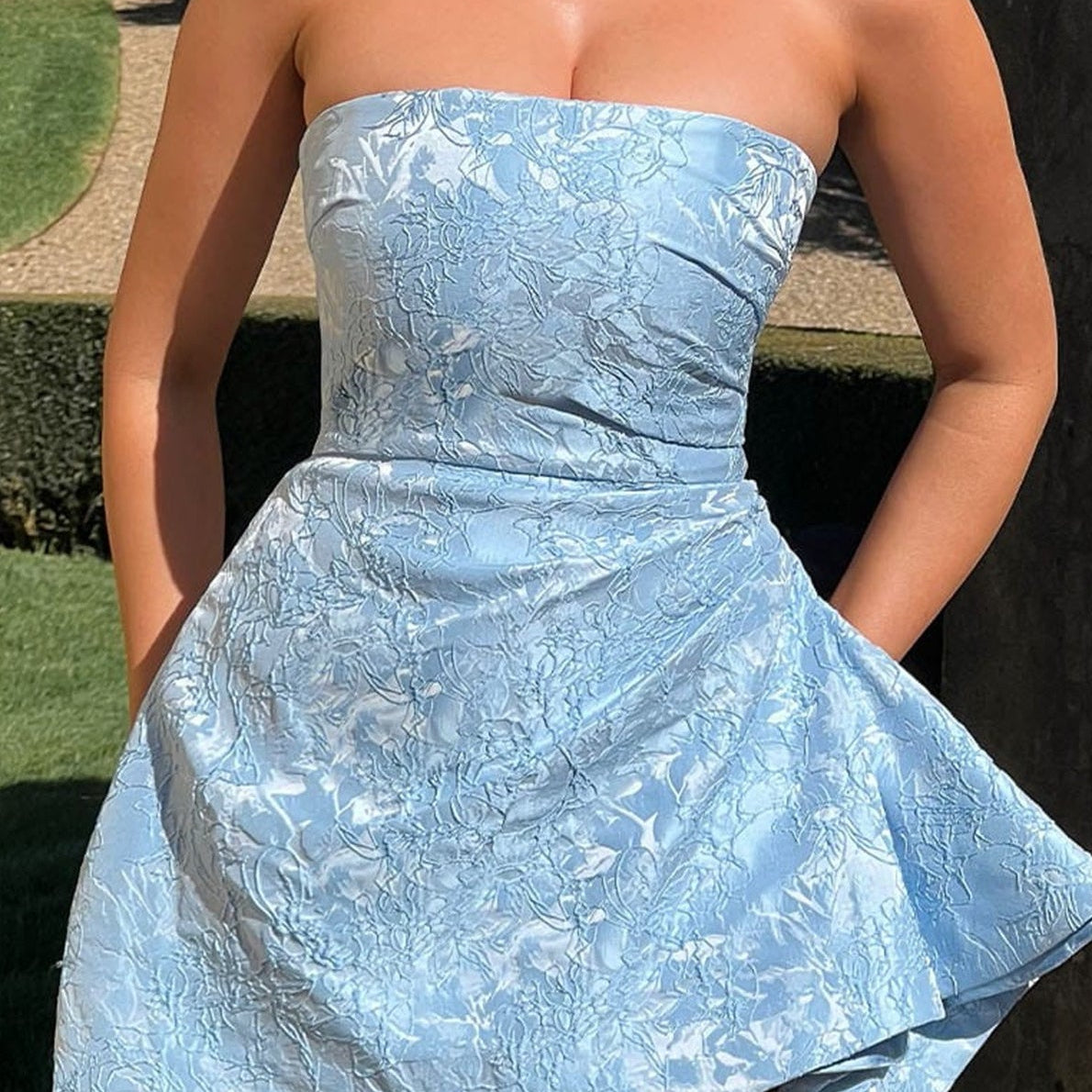 Mini abito da festa in jacquard senza spalline