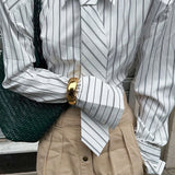 Camicetta elegante con spalline e cravatta a righe