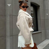 Cappotto chic in pelle con cerniera strana e pelliccia