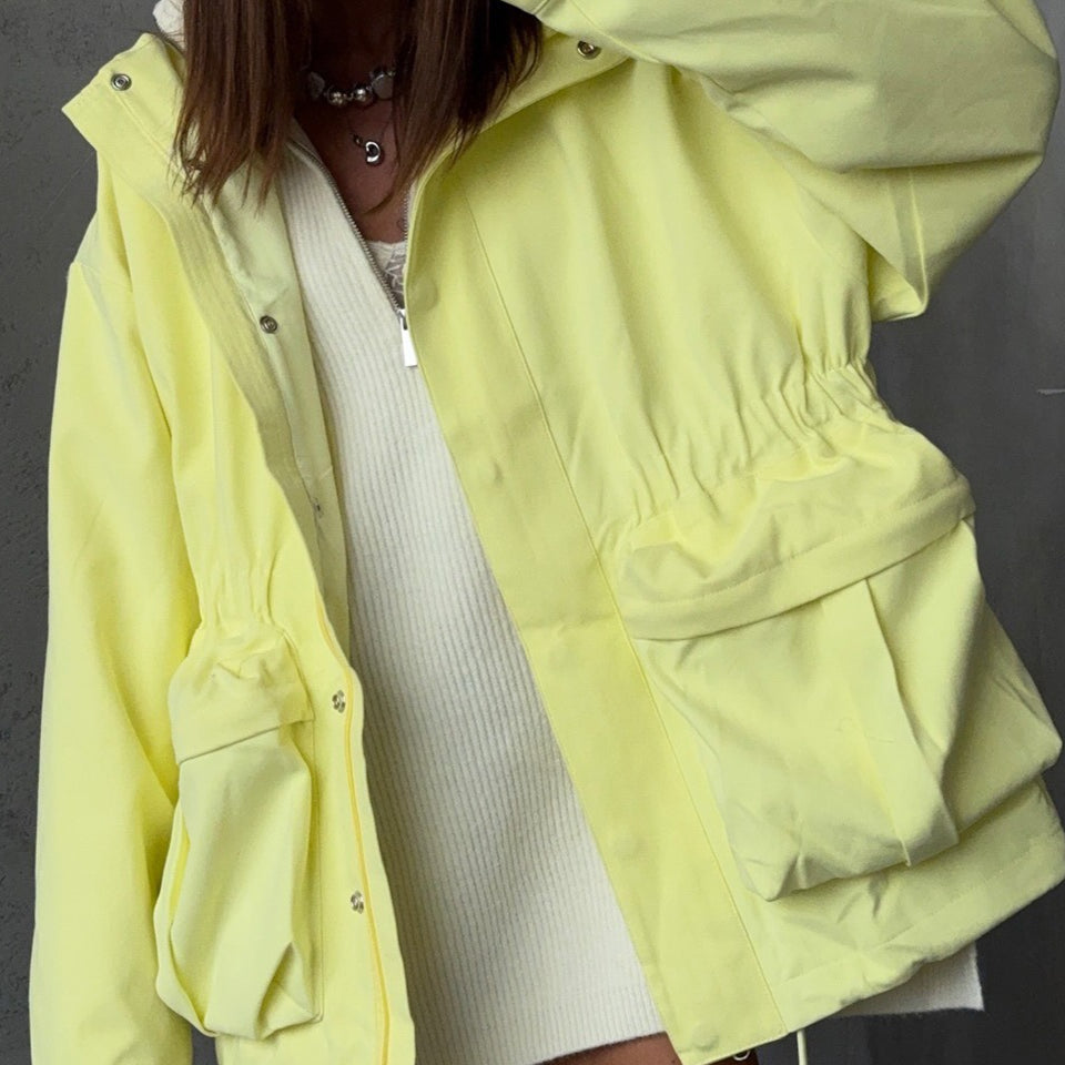 Giacca con tasca portaoggetti e coulisse in vita