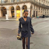 Completo due pezzi con gonna blazer aderente a righe e scollo a V