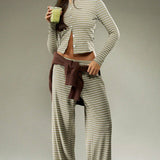 Set due pezzi con bottoni a righe e cordoncino