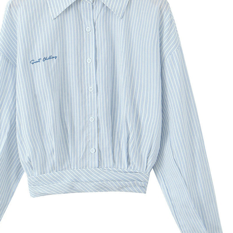 Completo con camicia a maniche lunghe a righe e minigonna con vita alta e nodo