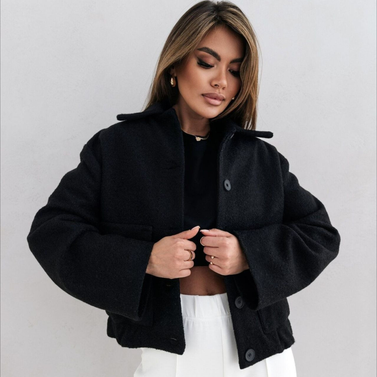 Cappotto alla moda in lana tinta unita con elastico e bottoni automatici