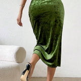 Gonna aderente in velluto con spacco alto