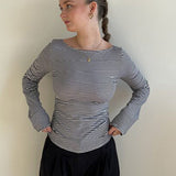 Blusa in maglia aderente a righe con scollo rotondo e schiena scoperta