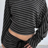 Blusa asimmetrica con spalle larghe e stampa a righe