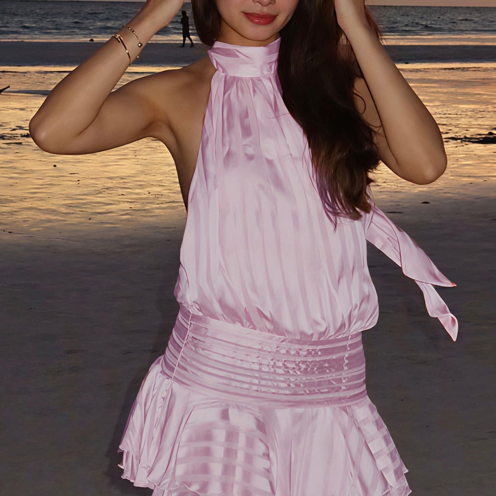 Elegante miniabito a righe in raso jacquard con scollo all'americana