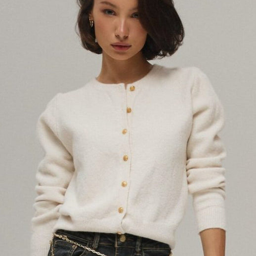 Cardigan girocollo minimalista con fibbia dorata in maglia