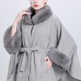 Cappotto a mantella in misto lana con collo in pelliccia e cravatta in maglia