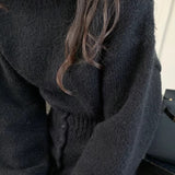 Completo due pezzi corto e aderente in maglia con scollo rotondo