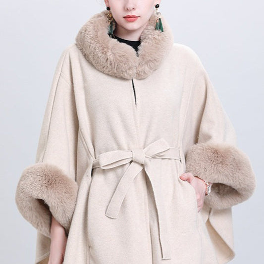 Cappotto a mantella in misto lana con collo in pelliccia e cravatta in maglia