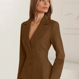 Blazer aderente con scollo a V, spalle imbottite e maniche lunghe