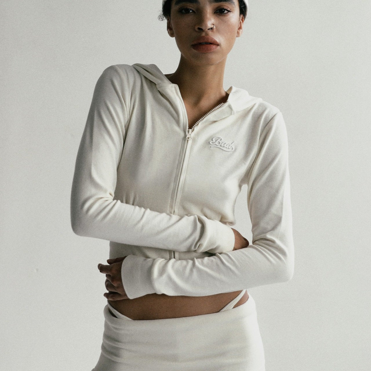 Felpa con cappuccio ricamata e corta con cerniera