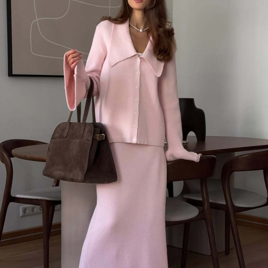 Completo due pezzi con cardigan rosa con maniche a campana e colletto polo e gonna dritta