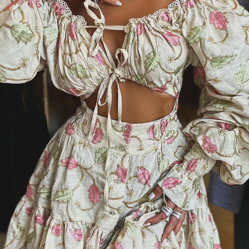 Mini abito con spalle scoperte in pizzo ritagliato