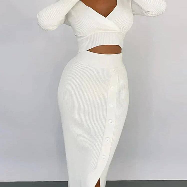 Top corto in maglia con scollo a V e gonna midi abbinata