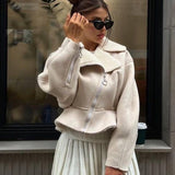 Cappotto chic in pelle con cerniera strana e pelliccia