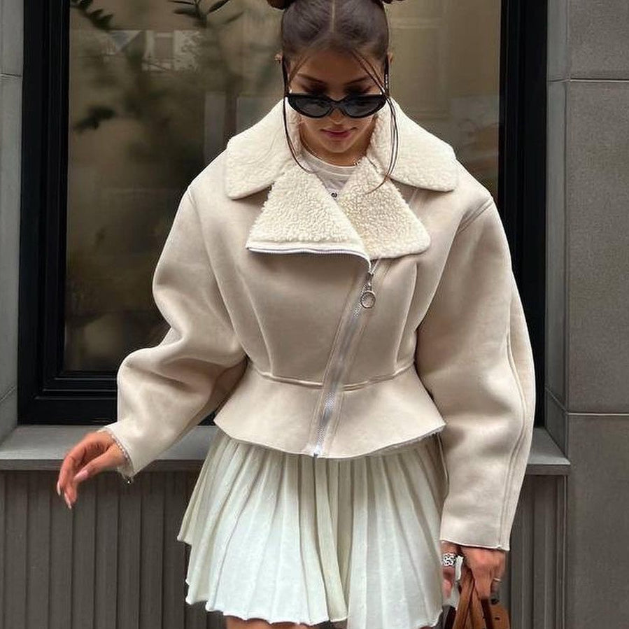 Cappotto chic in pelle con cerniera strana e pelliccia