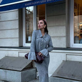 Completo due pezzi con cardigan rosa con maniche a campana e colletto polo e gonna dritta