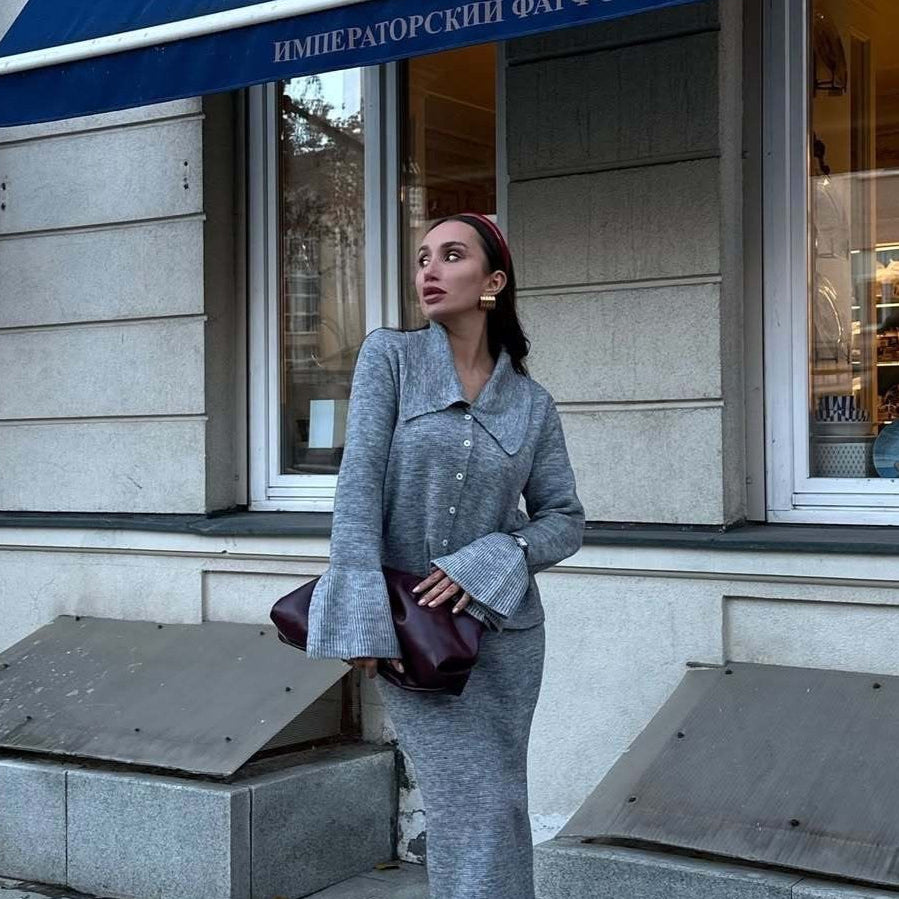 Completo due pezzi con cardigan rosa con maniche a campana e colletto polo e gonna dritta