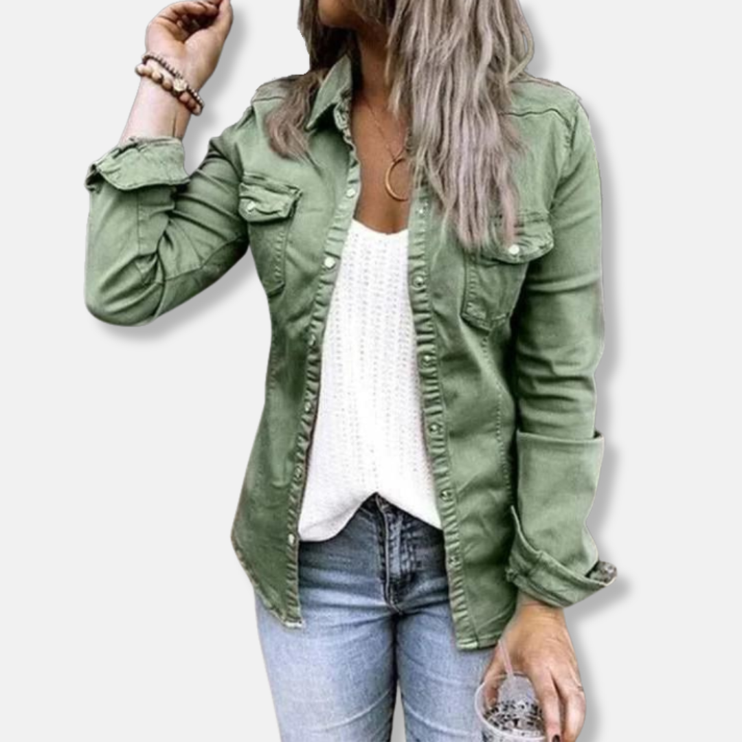 Giacca in denim da donna – Taglio aderente – Abbottonatura frontale – Tasche sul petto – Stile casual strutturato