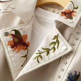 Giacca in pelle da donna – Taglio aderente – Ricamo floreale – Stile biker con borchie