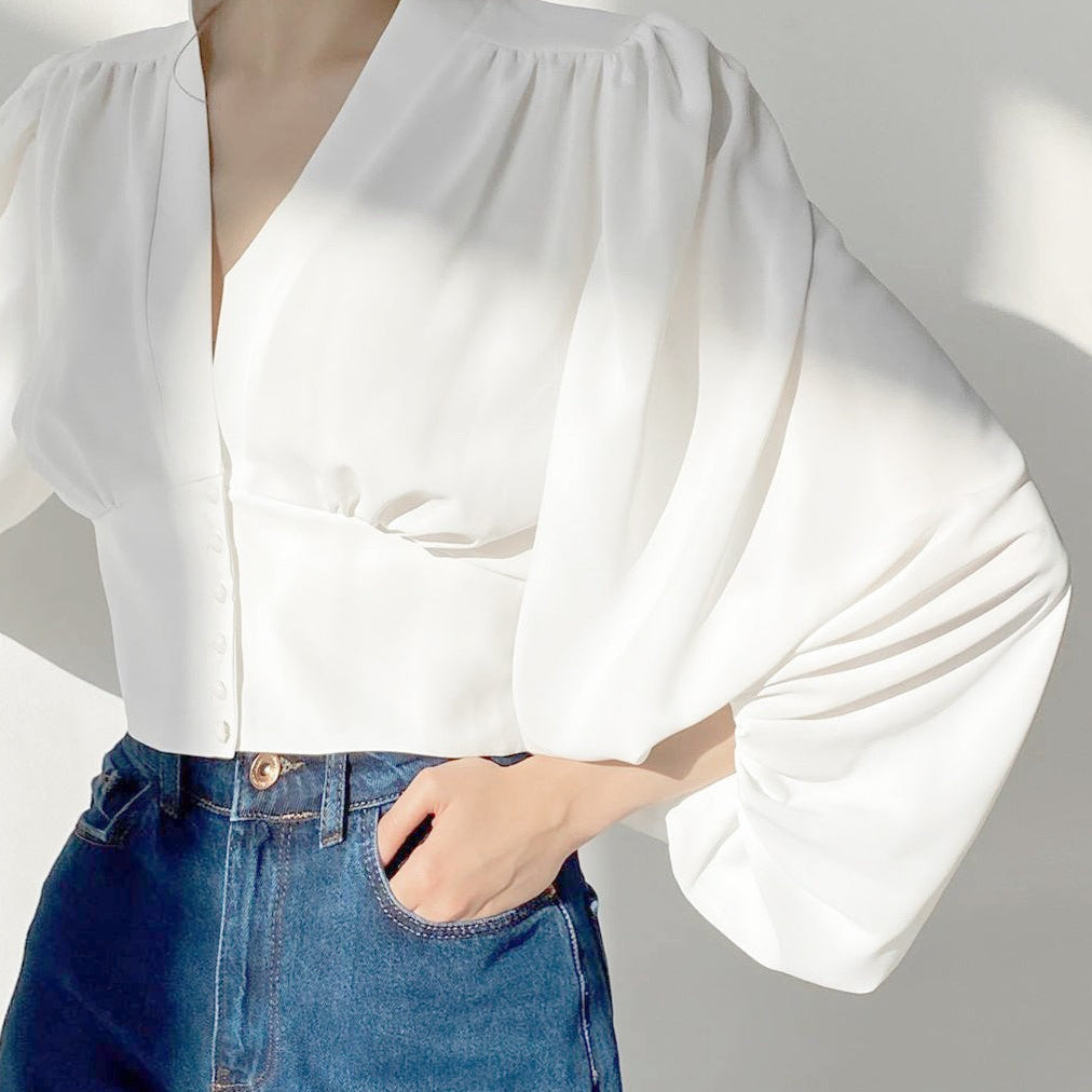 Camicetta vintage slim fit con scollo a V e maniche a lanterna