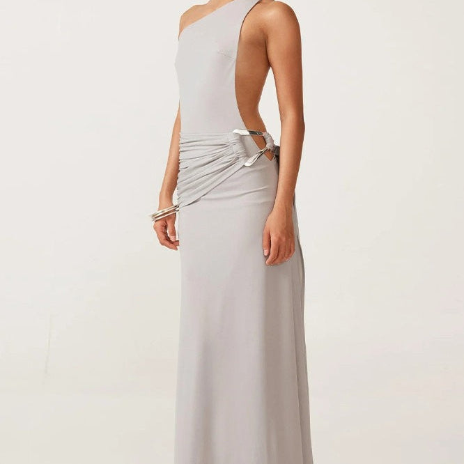 Abito lungo aderente sexy con dettagli in metallo e schiena scoperta