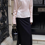 Blusa aderente con collo alto in raso a righe e cintura annodata in vita