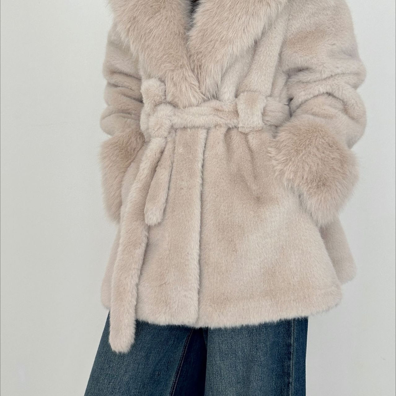 Cappotto in pelliccia sintetica di media lunghezza con collo a tacca e cintura annodata