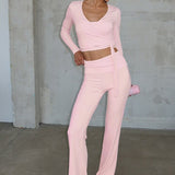 Completo due pezzi svasato a vita alta con cravatta tinta unita ed elegante