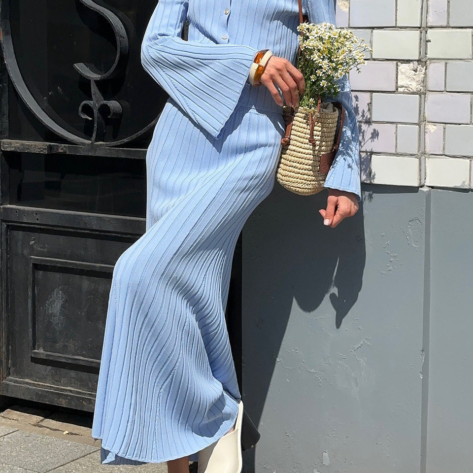 Completo due pezzi con cardigan in maglia con scollo a V e gonna attillata