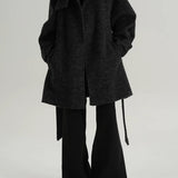 Cappotto a collo alto in lana calda e ampia, elegante e solido