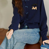 Cardigan con scollo a V e dettaglio spilla retrò