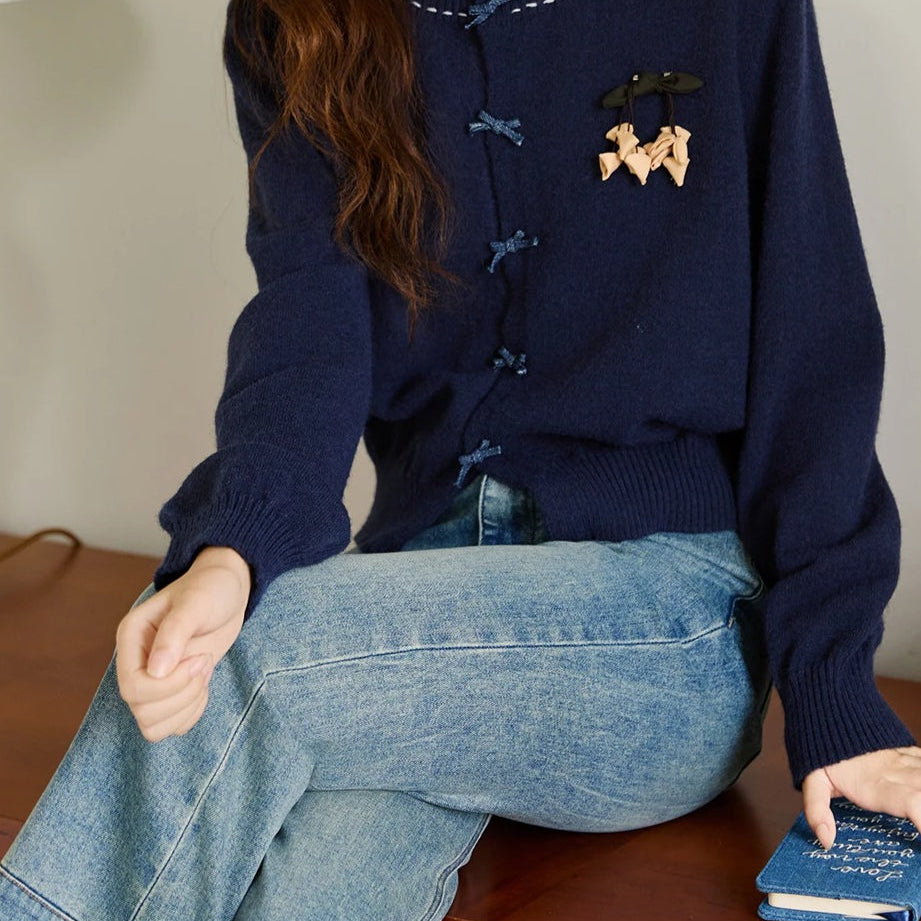 Cardigan con scollo a V e dettaglio spilla retrò