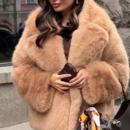 Cappotto di pelliccia corto in tinta unita