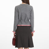 Blusa corta in maglia con pannelli stretti in vita