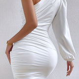 Mini abito asimmetrico in seta di latte con spalle scoperte e arricciature