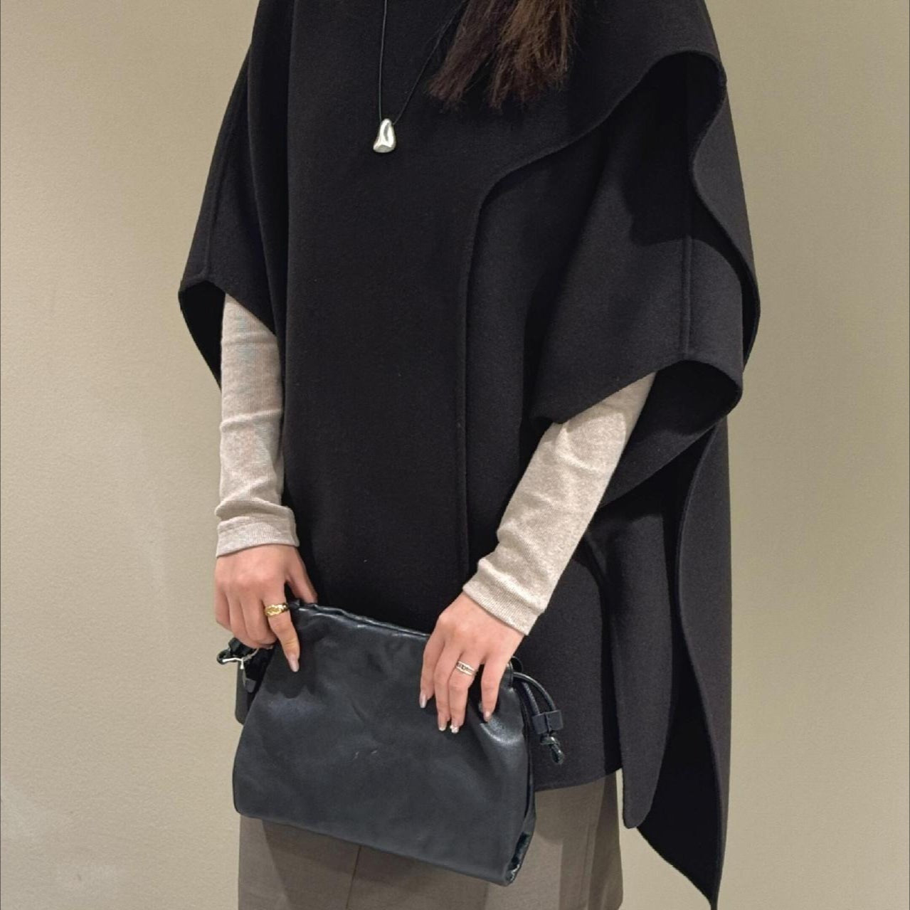 Cappotto irregolare con sciarpa e scialle in lana Tencel tinta unita