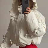 Cappotto imbottito corto con cappuccio arricciato floreale 3D