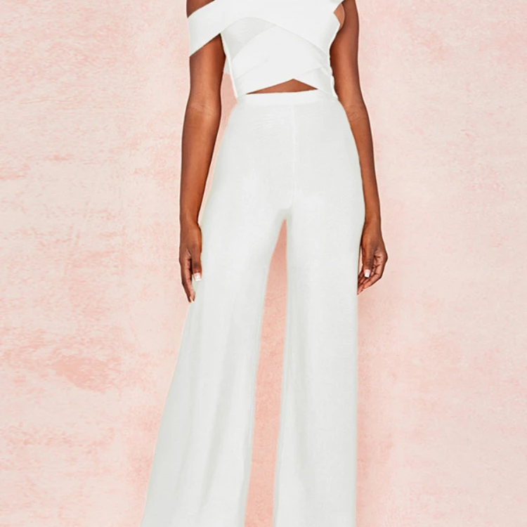 Completo due pezzi da donna: top corto con spalle scoperte e pantaloni svasati a vita alta