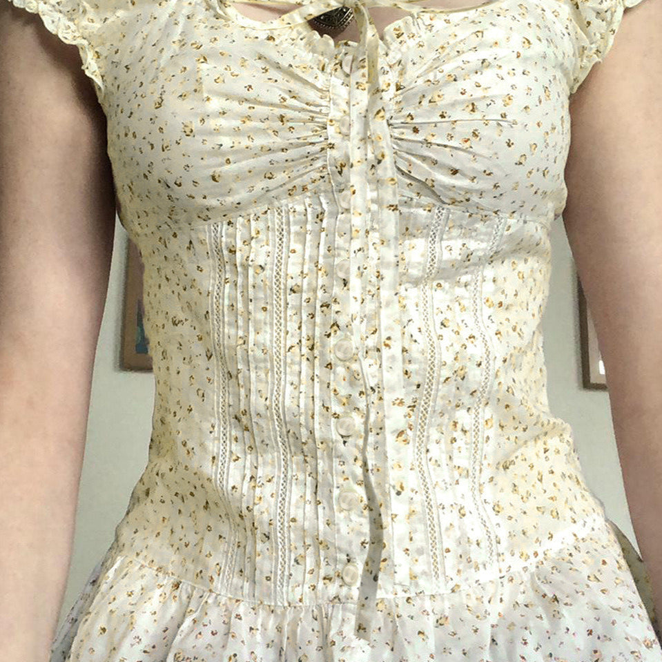 Camicetta vintage con maniche a sbuffo e bottoni con cravatta floreale