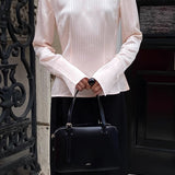 Blusa aderente con collo alto in raso a righe e cintura annodata in vita