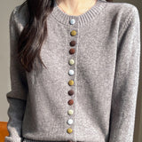 Cardigan in velluto tinta unita con bottoni colorati