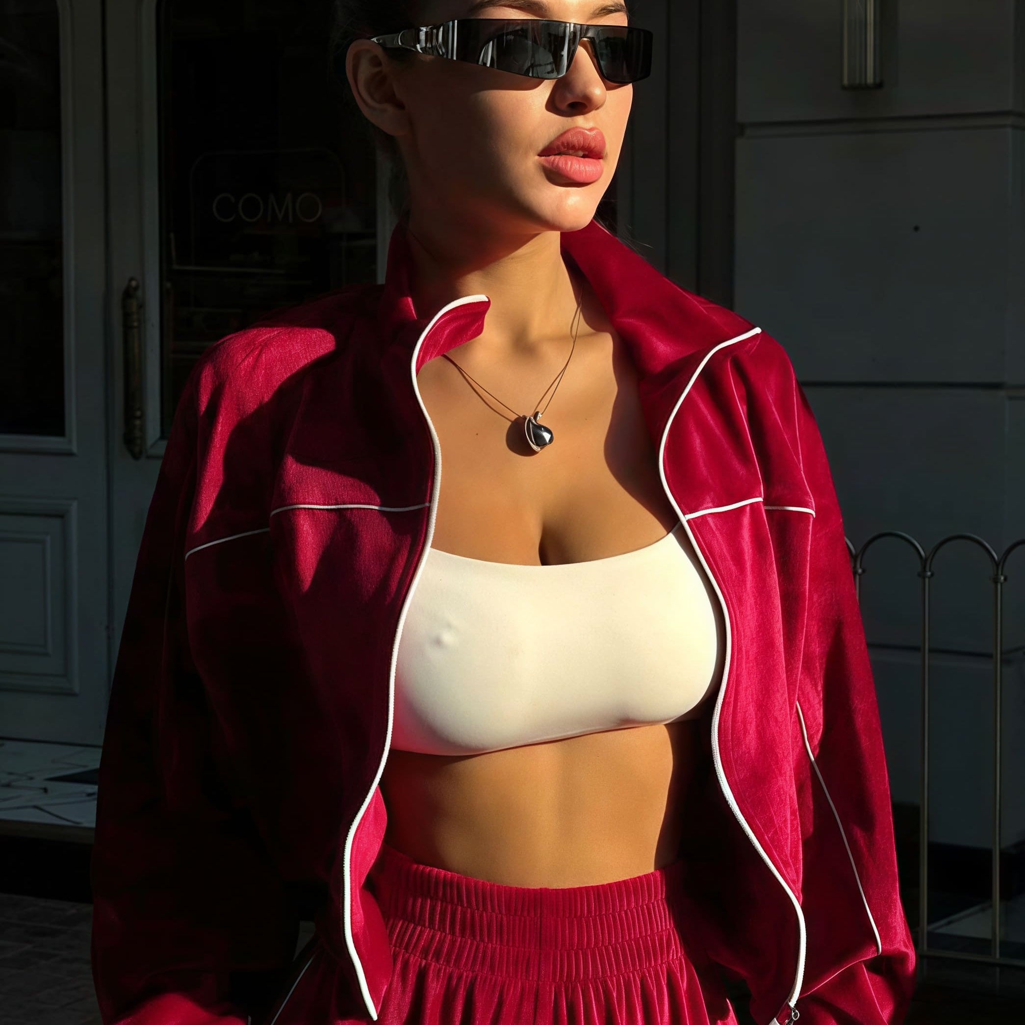 Completo sportivo in due pezzi con colletto in velluto e cerniera a maniche lunghe