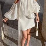 Blusa a maniche lunghe con spalle scoperte dal design unico